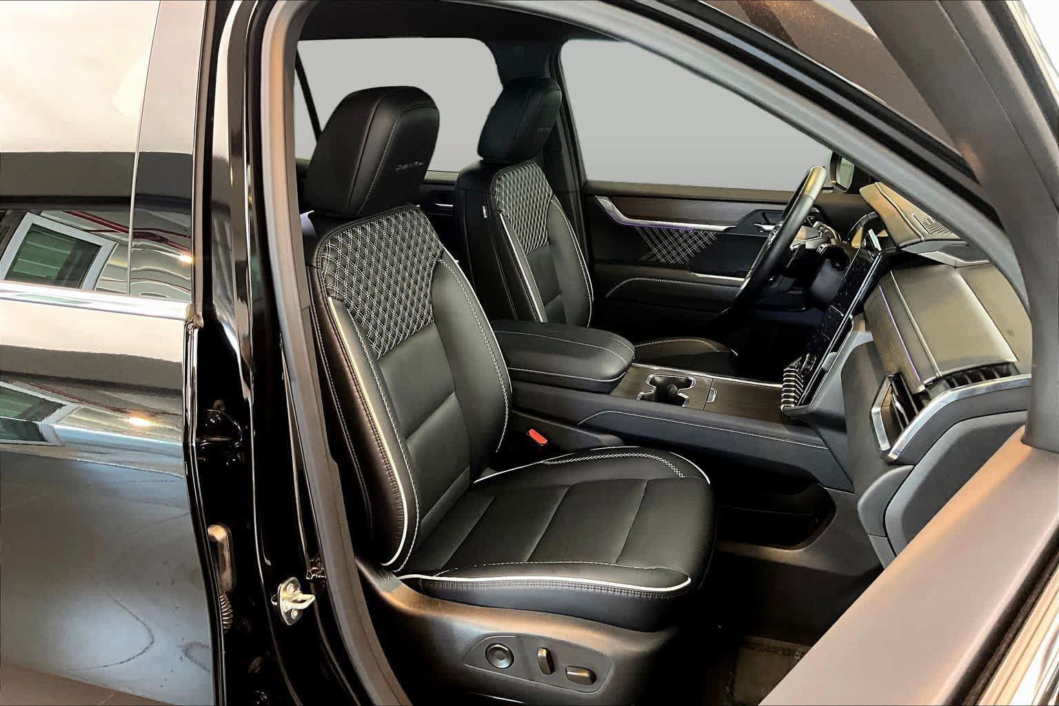 Used 2025 GMC Acadia Denali FWD image 9
