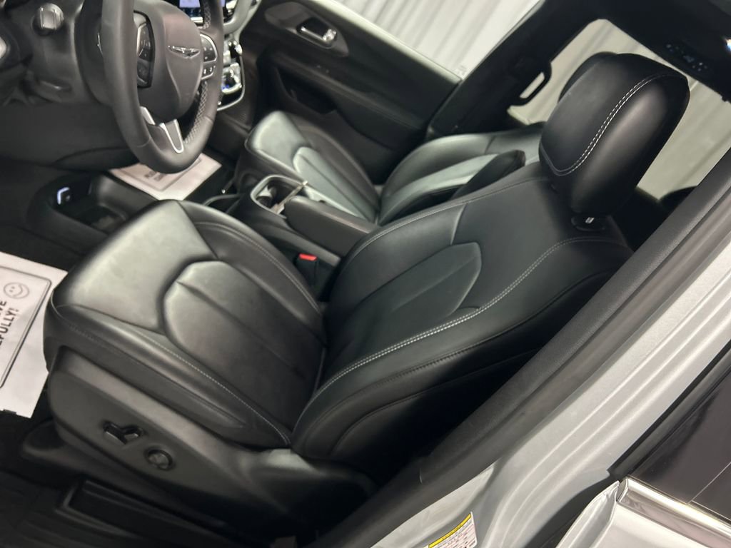 Used 2026 Chrysler Pacifica Select image 12