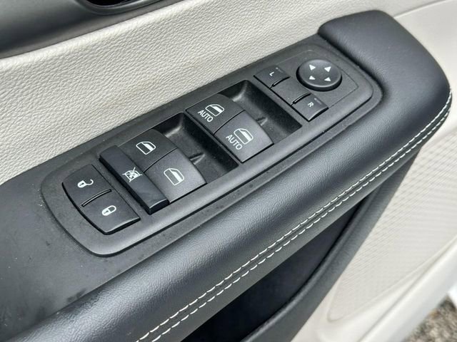 Used 2023 Chrysler Pacifica Touring-L image 17