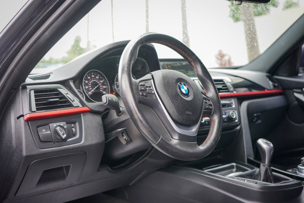 Used 2014 BMW 335i xDrive Sedan w/ Technology Package AWD/4WD image 9