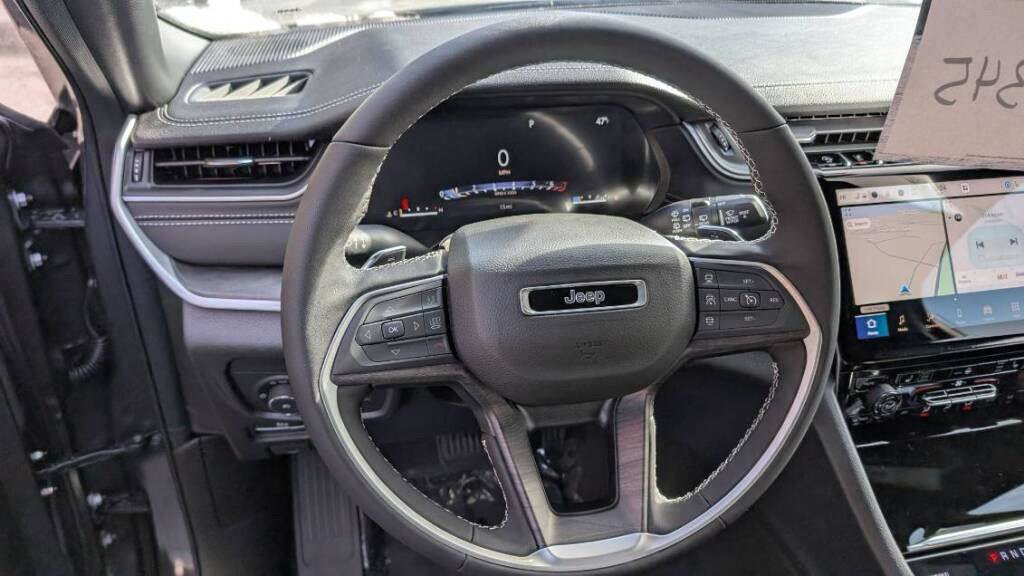 New 2025 Jeep Grand Cherokee Limited image 10