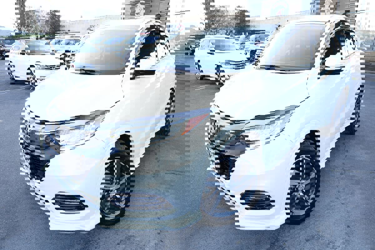 Used 2019 Honda HR-V Touring image 2