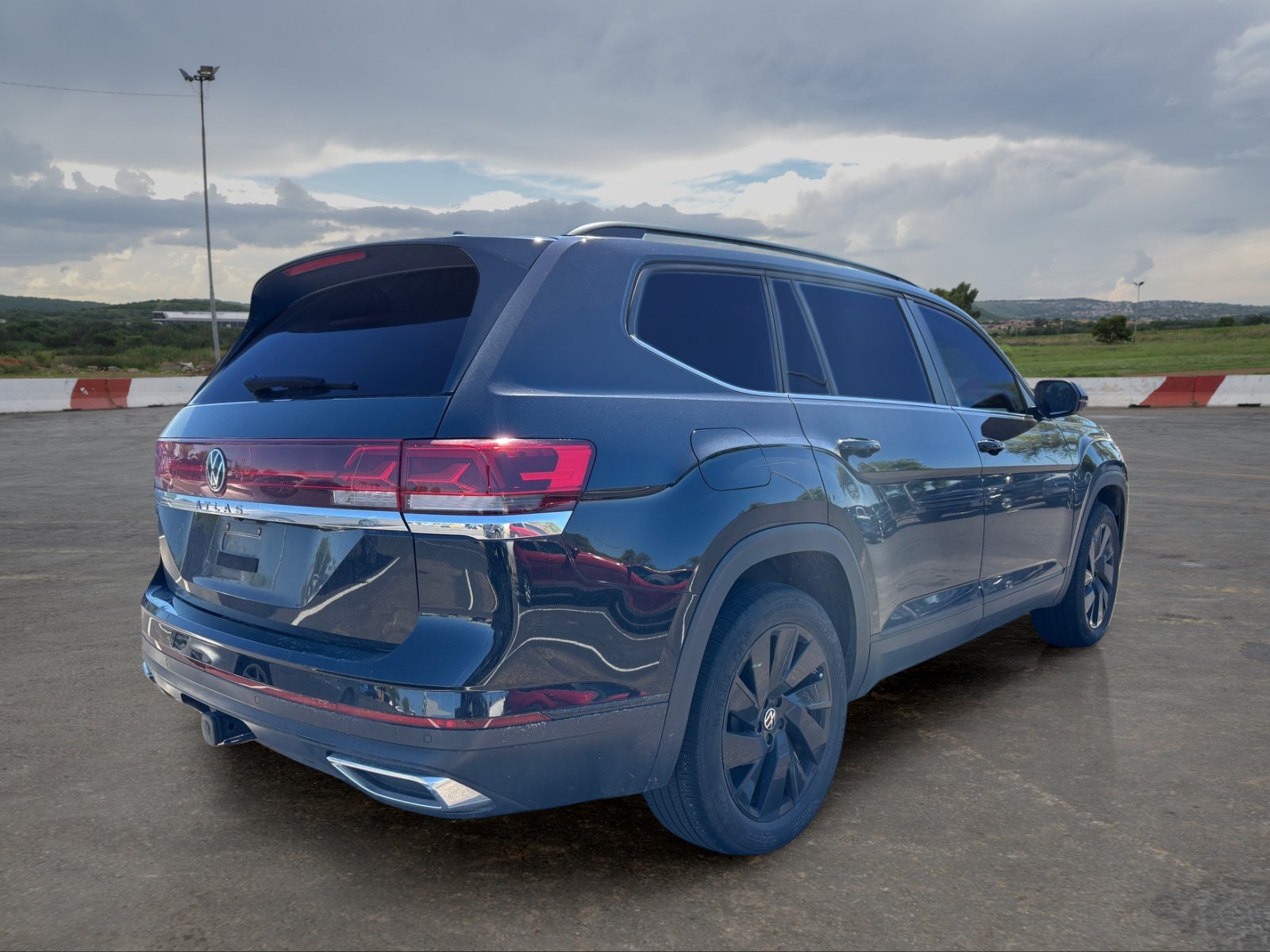 Used 2024 Volkswagen Atlas SE w/ Panoramic Sunroof Package FWD image 3