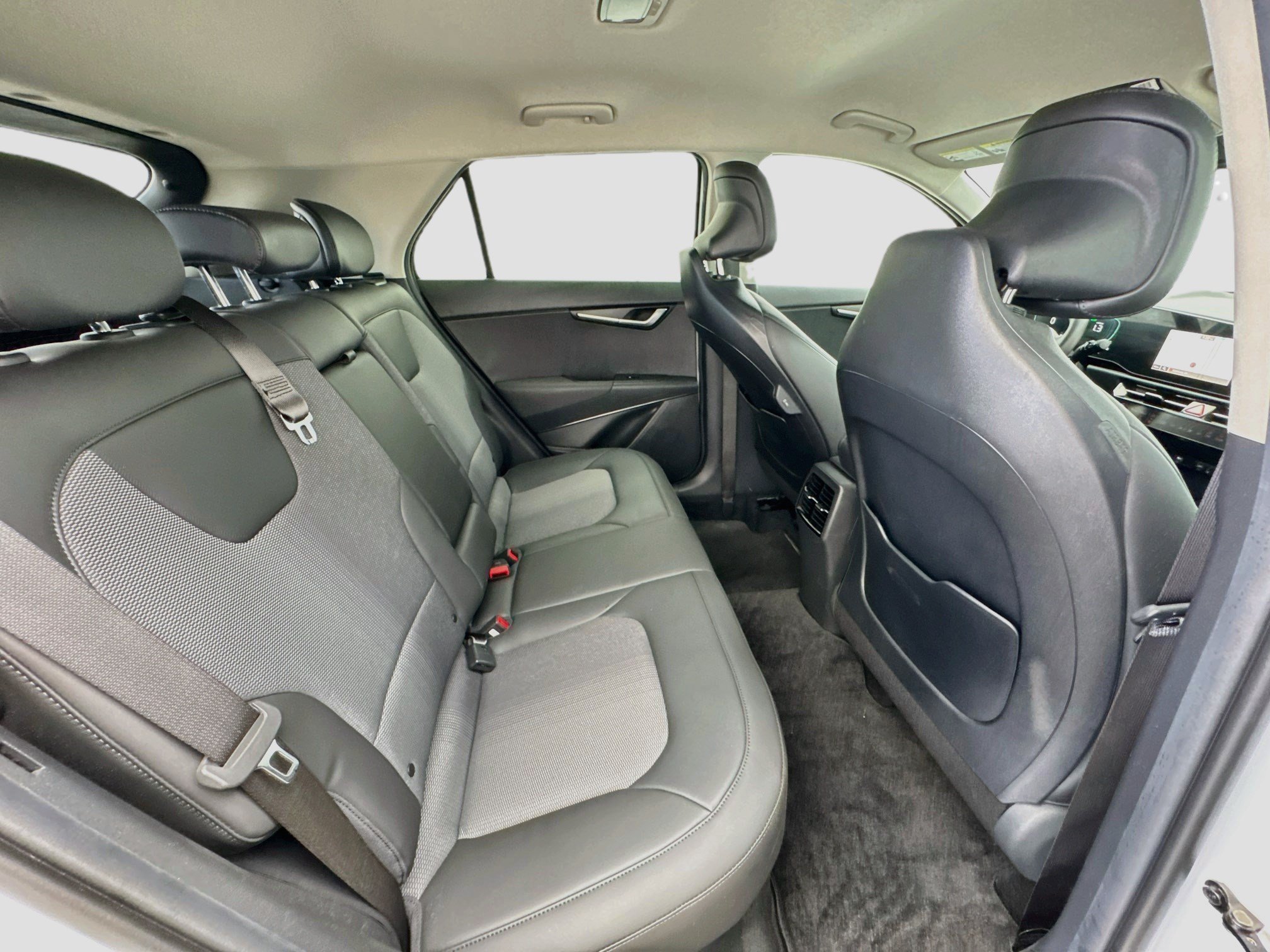 Used 2025 Kia Niro EX FWD image 17