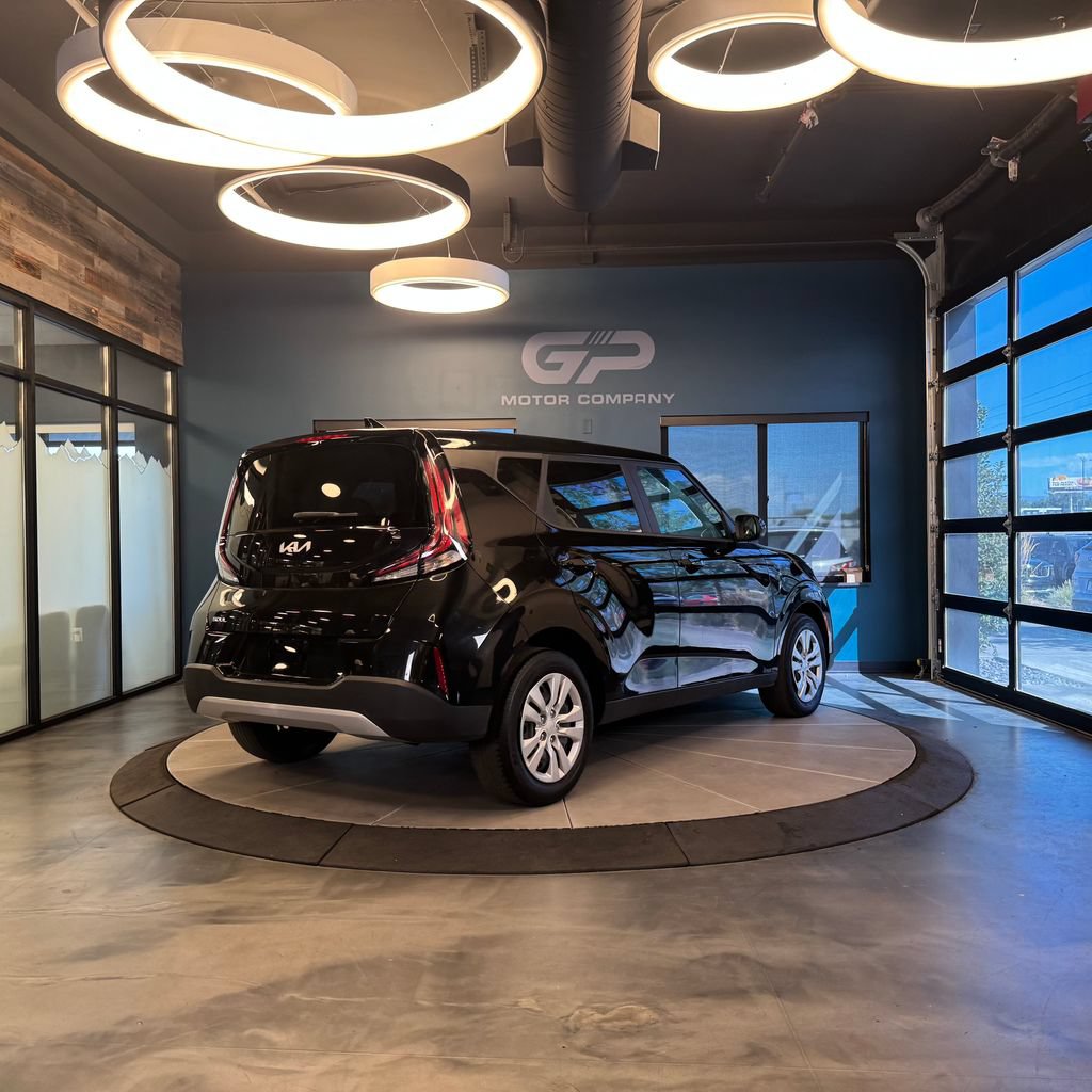 Used 2023 Kia Soul LX FWD image 3