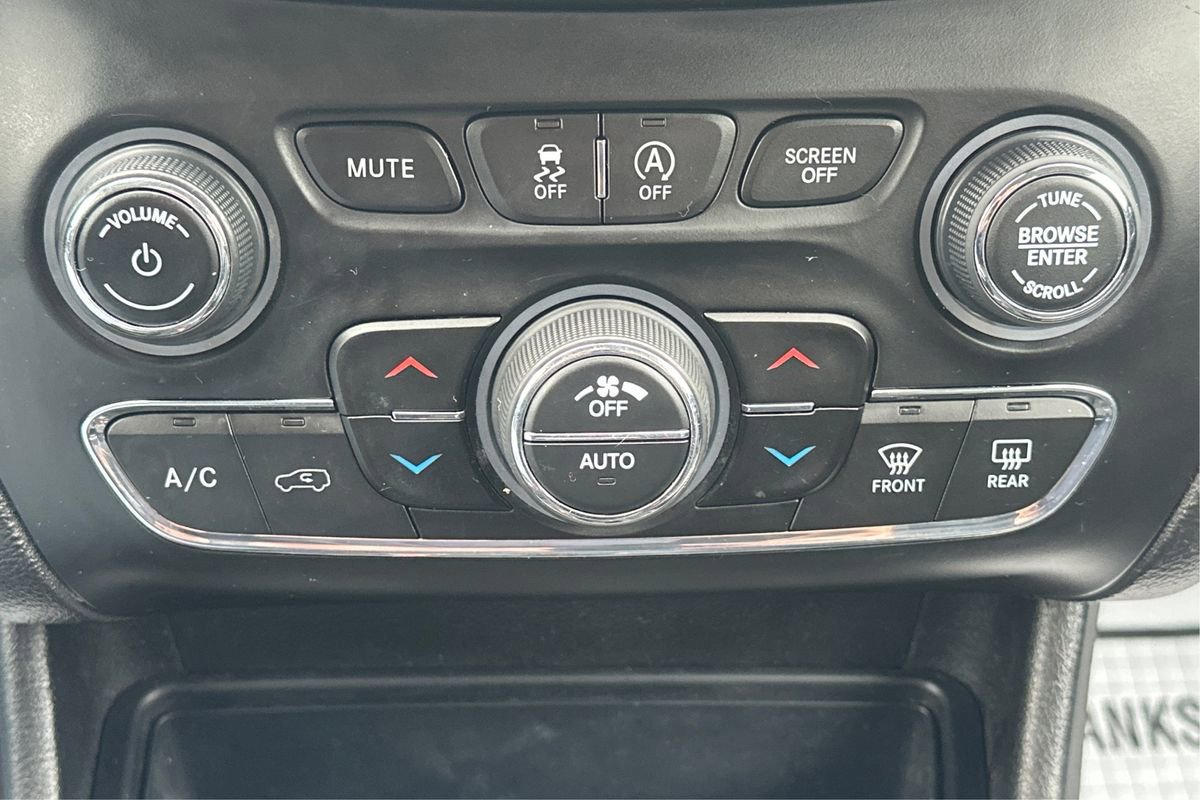 Used 2019 Jeep Cherokee Trailhawk w/ Cold Weather Group image 31