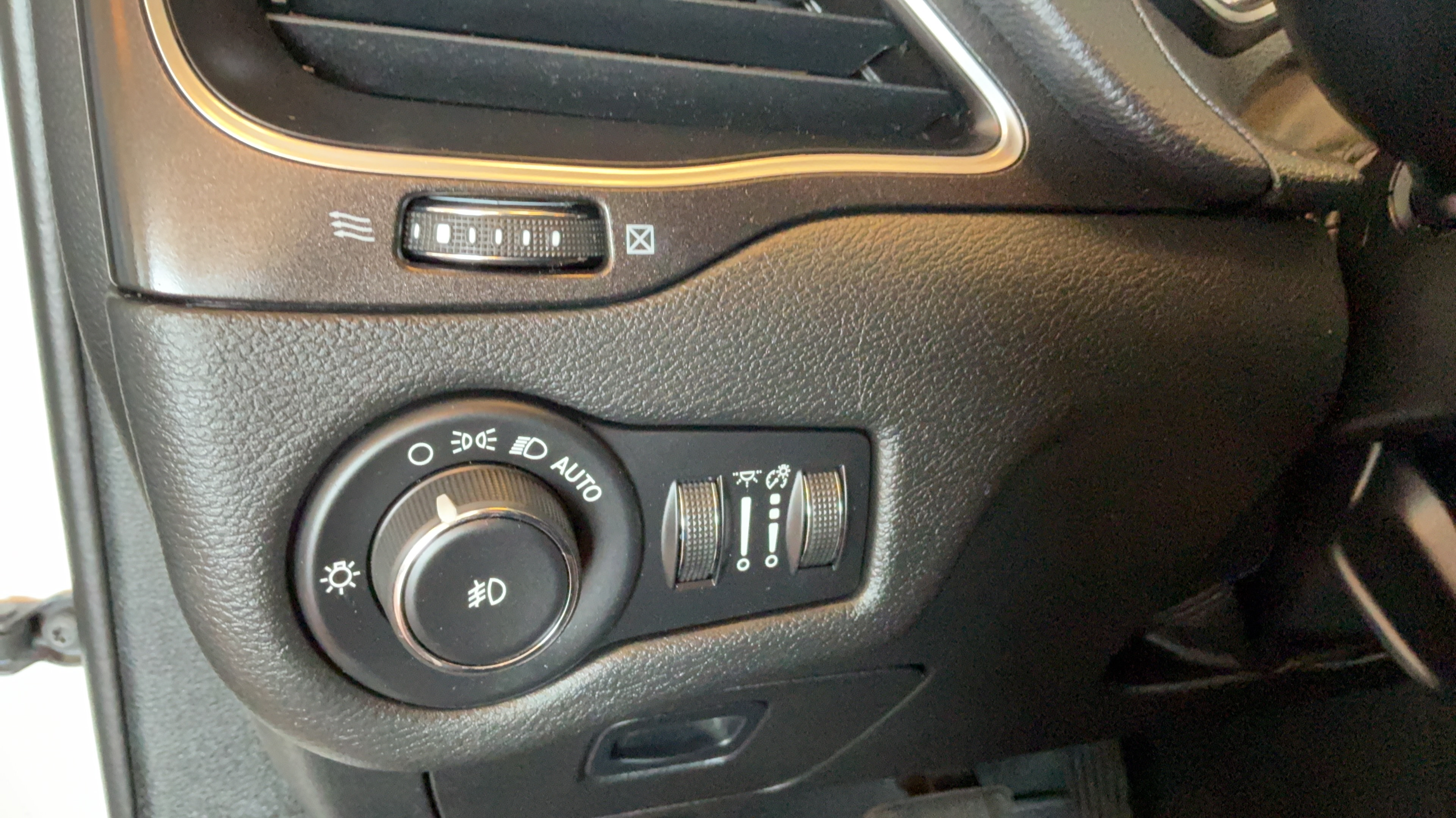 Used 2019 Jeep Cherokee Trailhawk AWD/4WD image 21