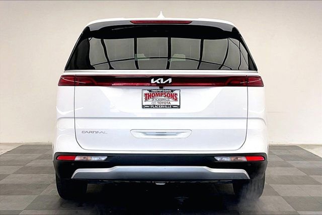 Used 2024 Kia Carnival EX image 3