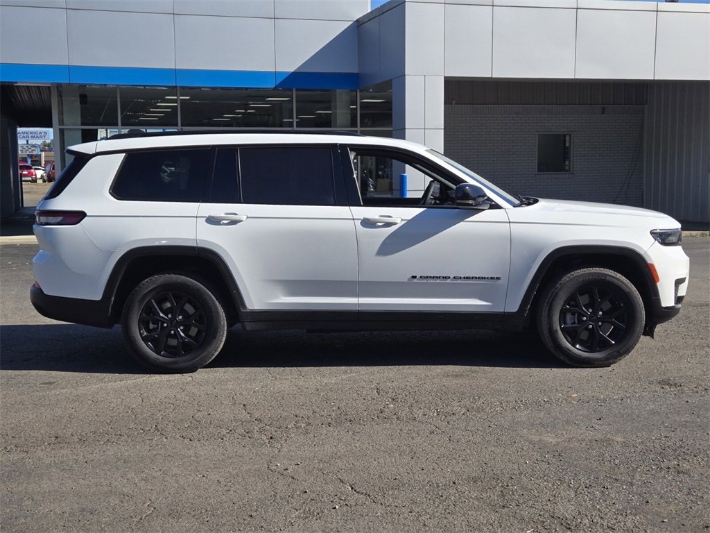 Used 2024 Jeep Grand Cherokee L Laredo image 2