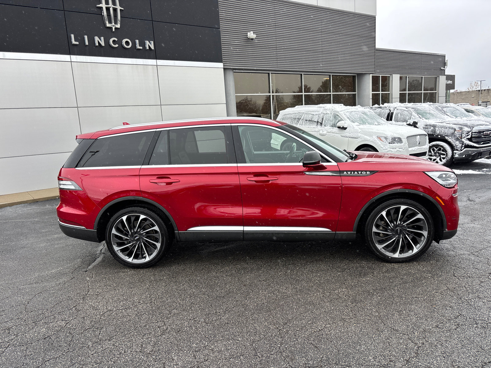 Used 2020 Lincoln Aviator Reserve w/ Equipment Group 202A image 8