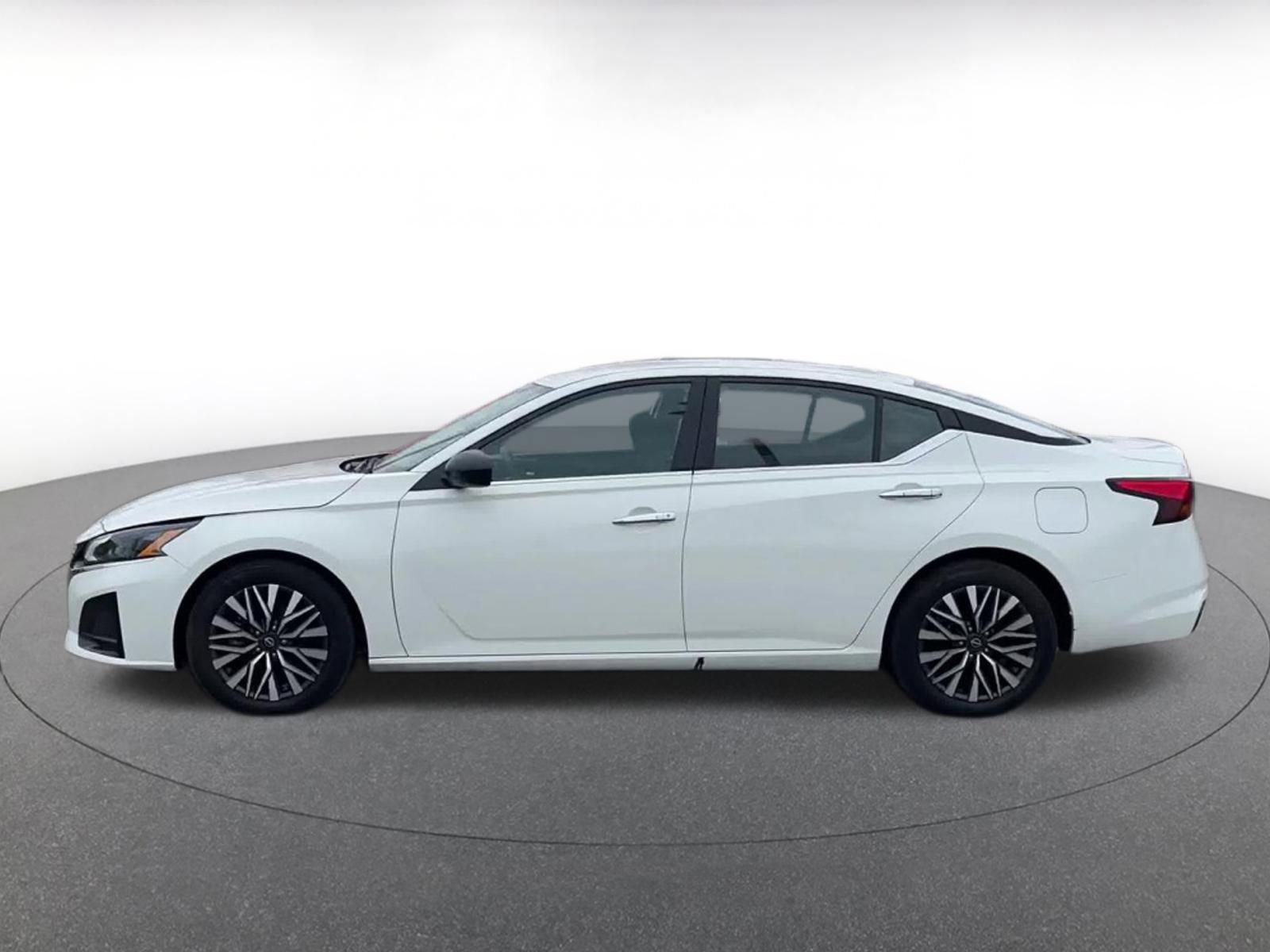 Used 2025 Nissan Altima 2.5 SV FWD image 9