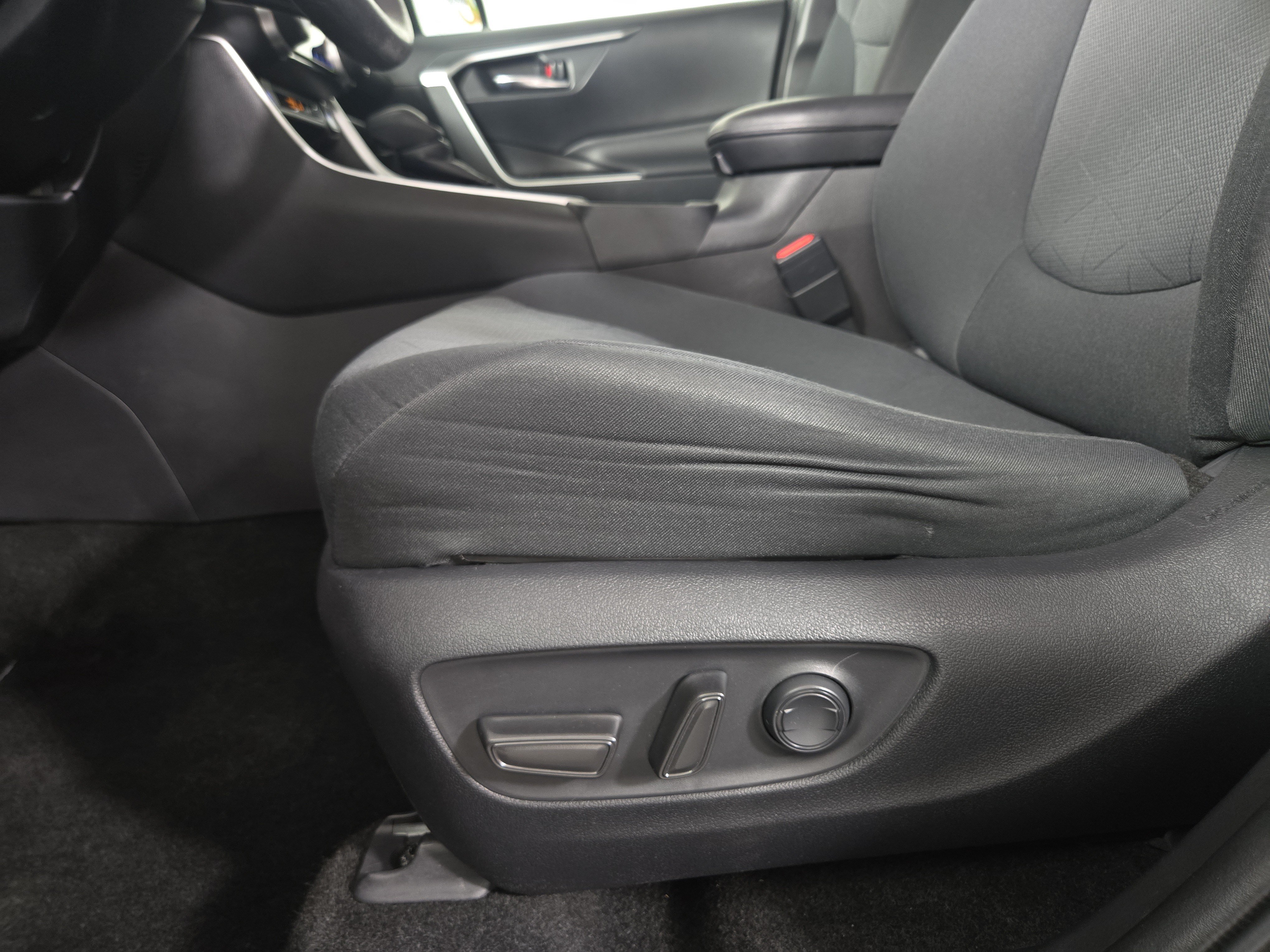 Used 2020 Toyota RAV4 XLE w/ Convenience Package FWD image 31