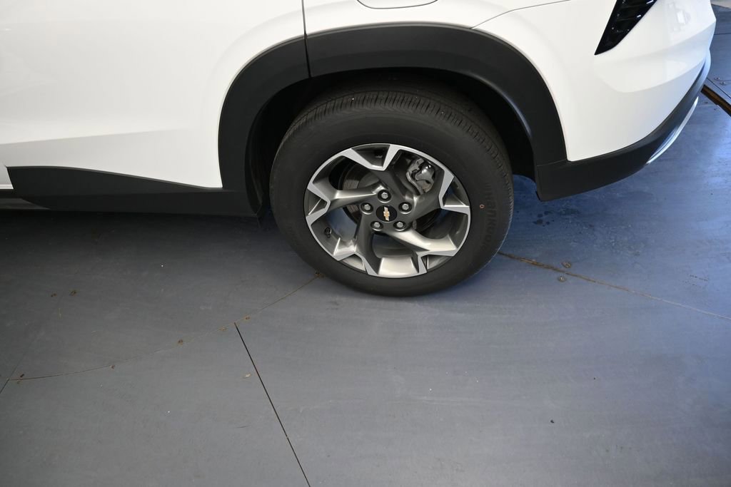 Used 2025 Chevrolet Trax LT FWD image 17