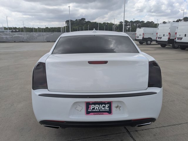 Used 2018 Chrysler 300 Touring L image 6