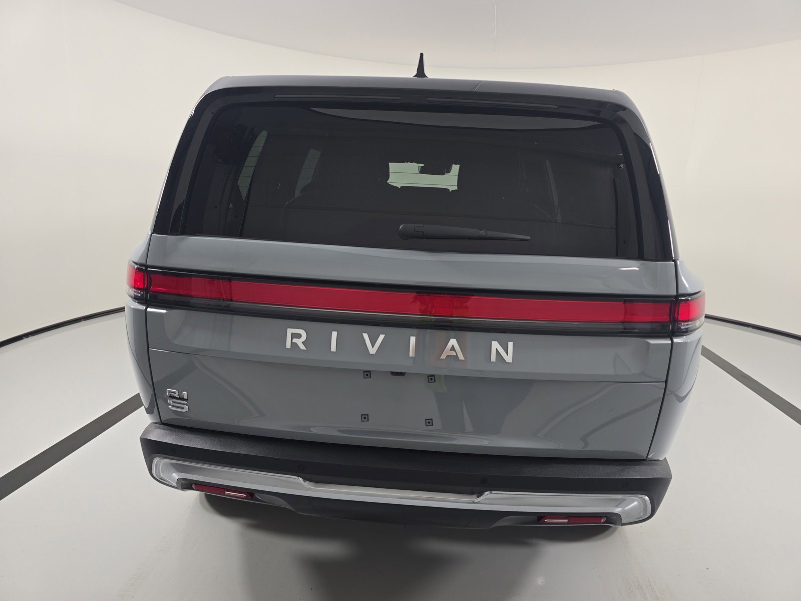 Used 2024 Rivian R1S Adventure image 4