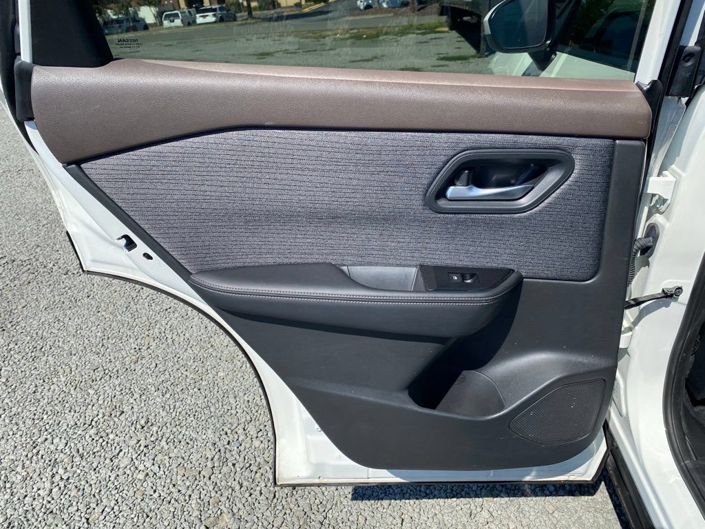 Used 2023 Nissan Rogue SV FWD image 15
