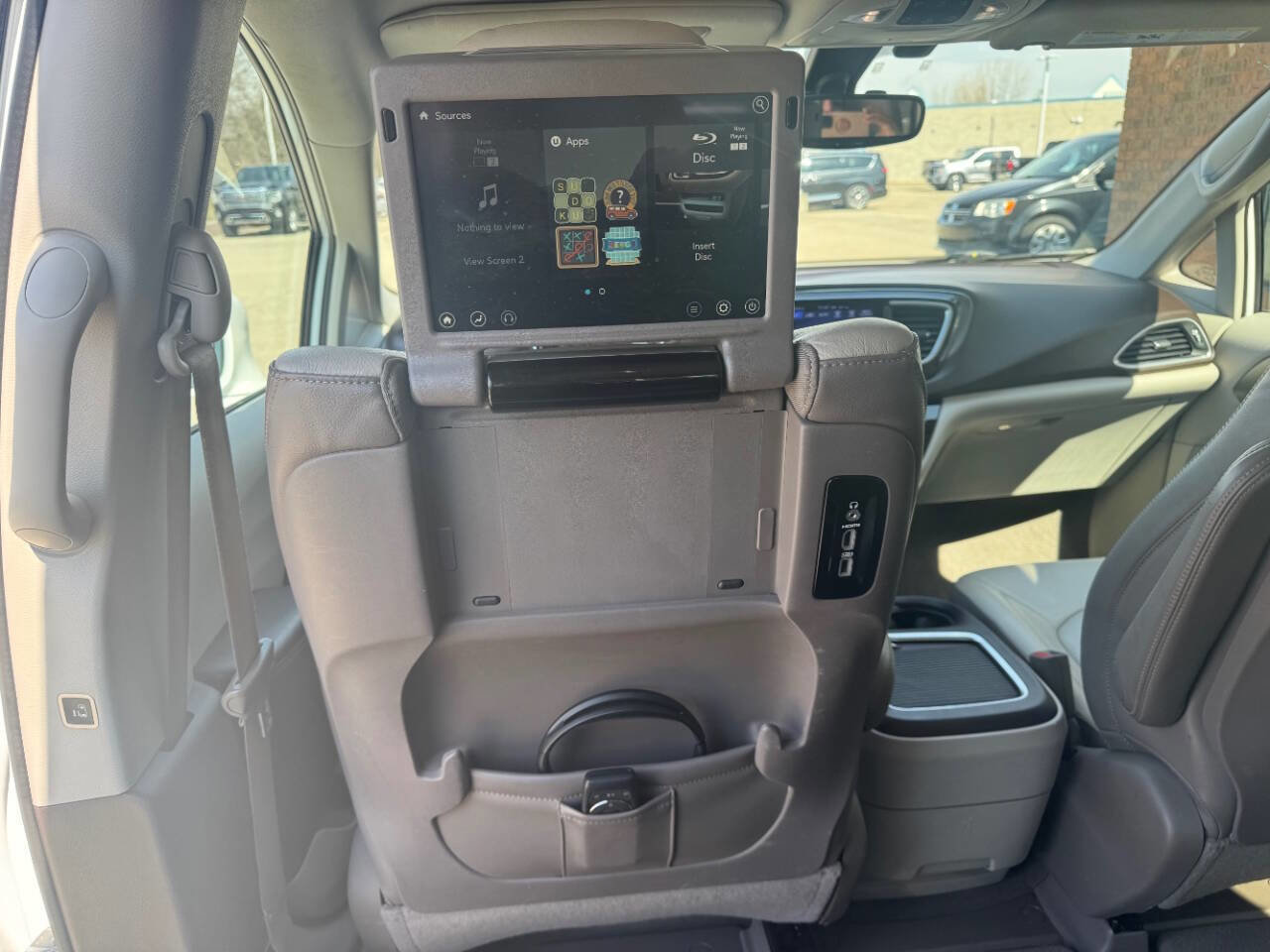 Used 2017 Chrysler Pacifica Touring-L Plus w/ Tire & Wheel Group image 6