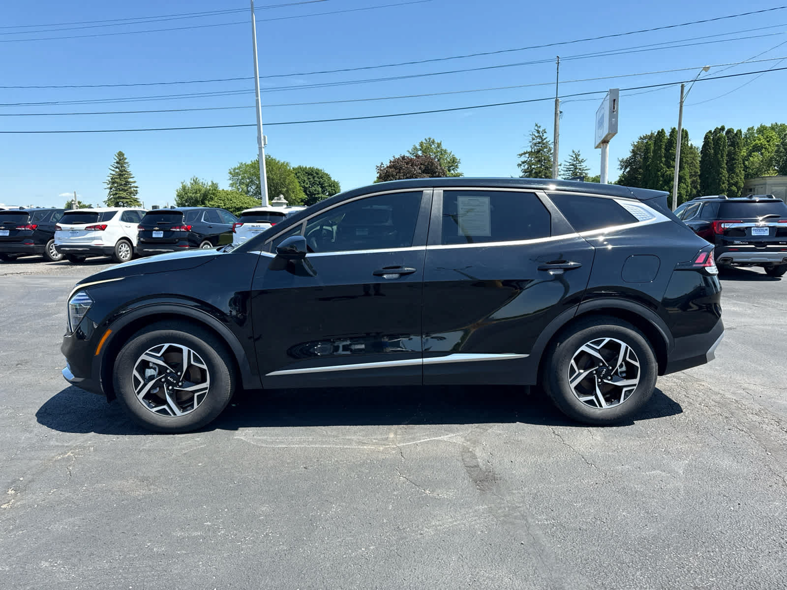 Used 2025 Kia Sportage LX FWD image 2