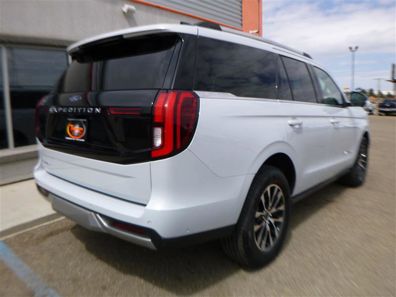 Used 2025 Ford Expedition Platinum AWD/4WD image 3
