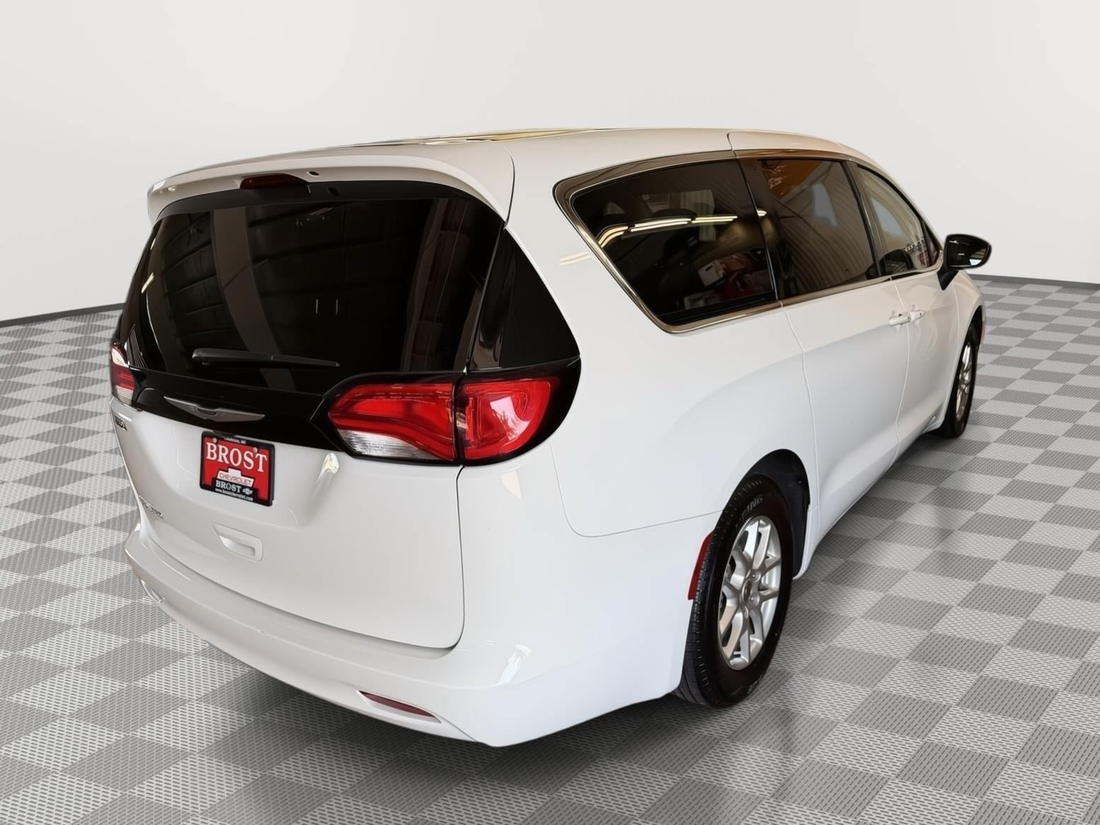 Used 2024 Chrysler Voyager LX FWD image 4