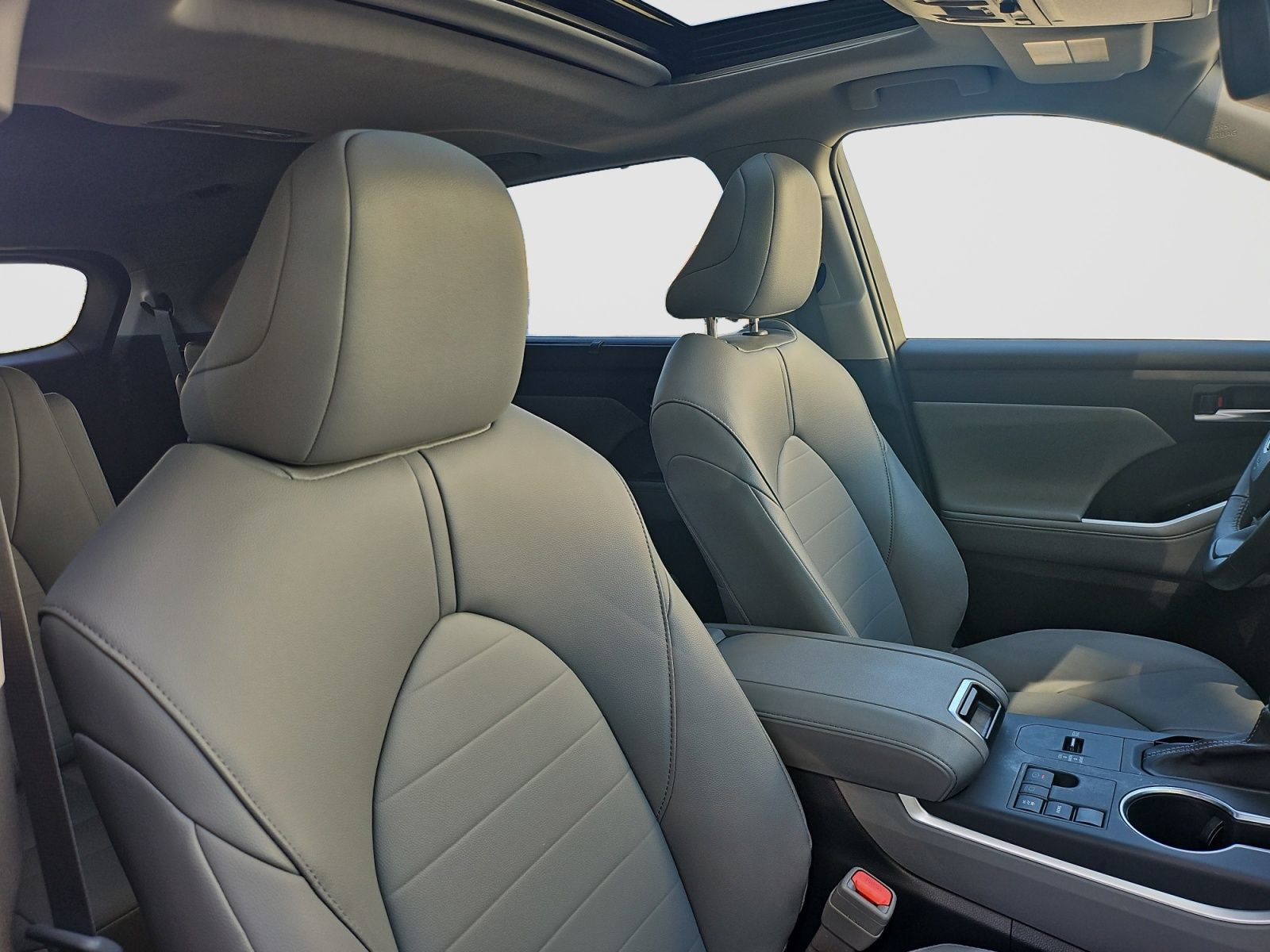 Used 2025 Toyota Highlander XLE FWD image 18