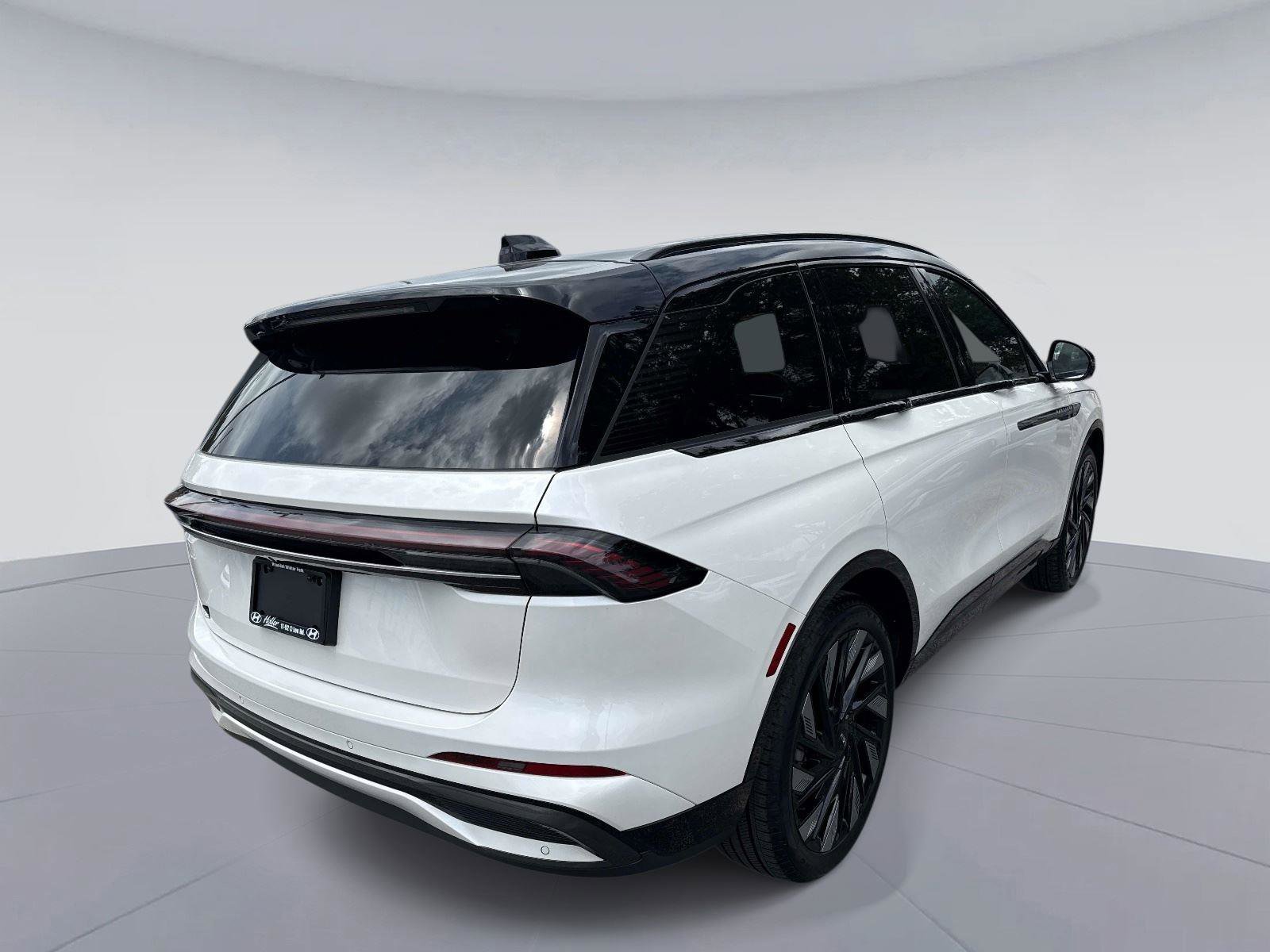 Used 2025 Lincoln Nautilus Reserve image 3