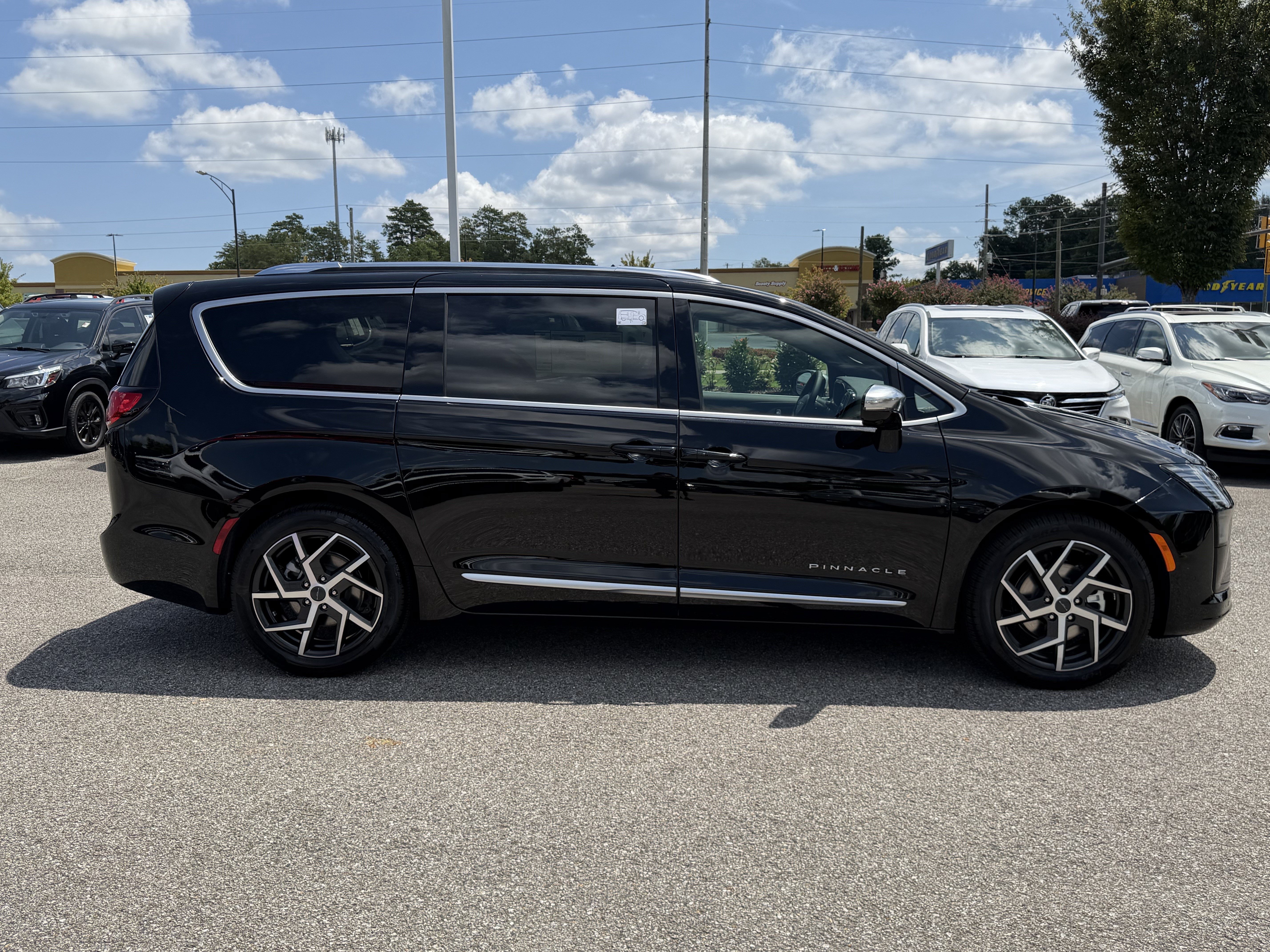New 2027 Chrysler Pacifica Pinnacle w/ Theater Group FWD image 11