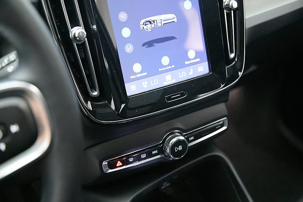 Certified 2025 Volvo XC40 B5 Ultra AWD/4WD image 16