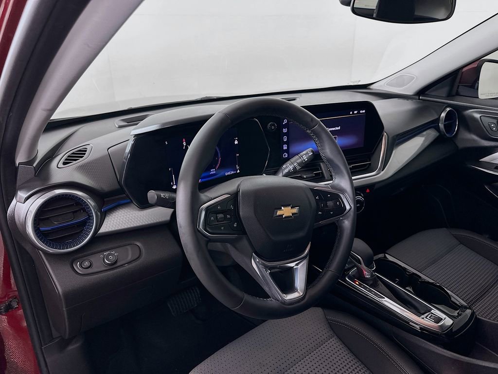 Used 2024 Chevrolet Trax LT w/ Sunroof Package image 9