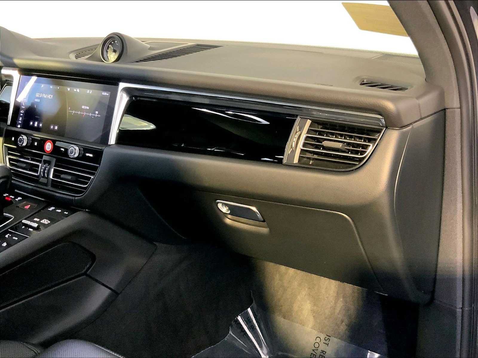 Certified 2026 Porsche Macan AWD/4WD image 22