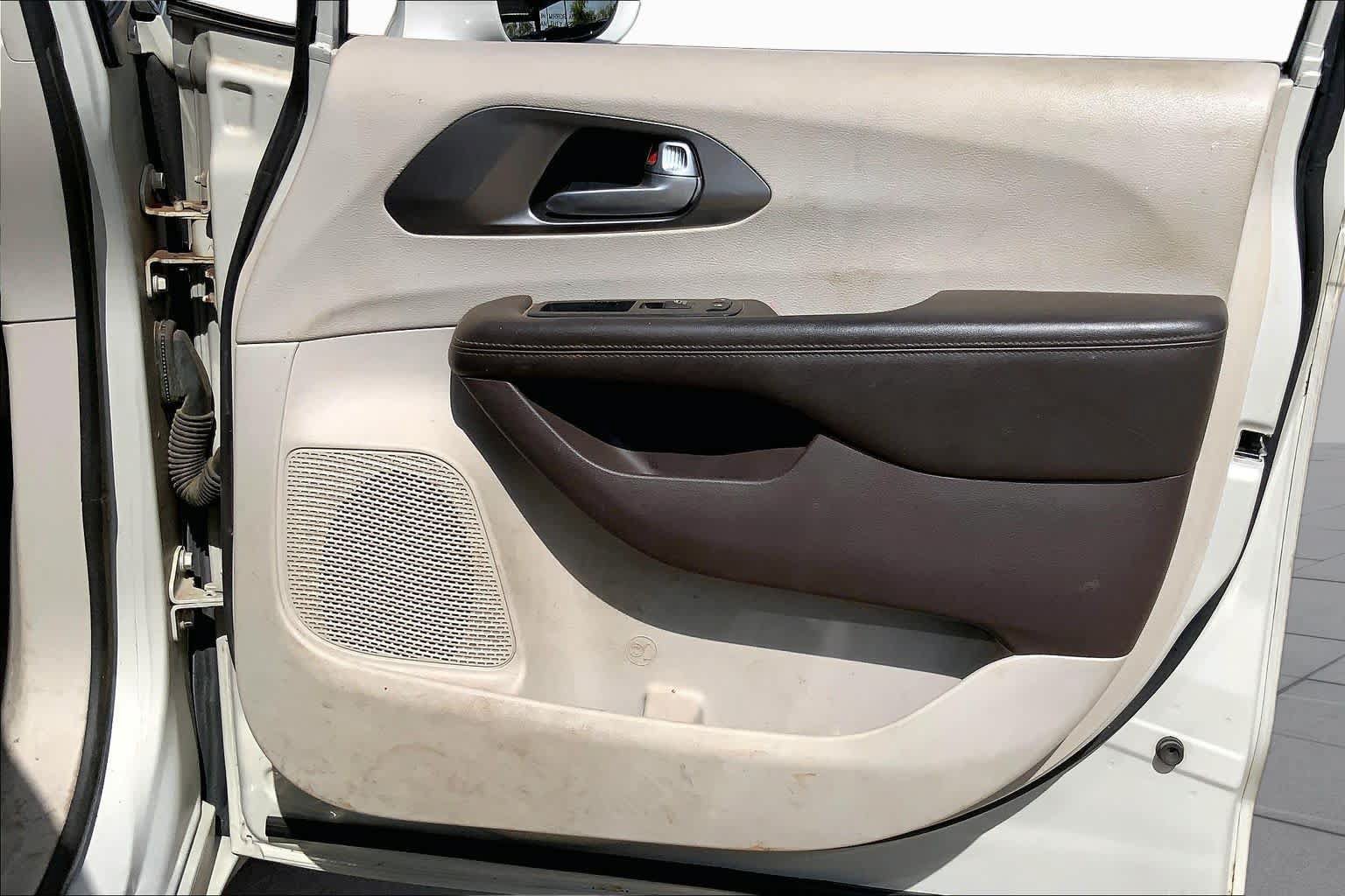 Used 2017 Chrysler Pacifica Touring-L FWD image 19