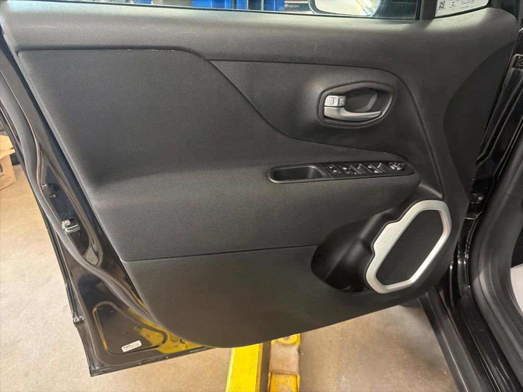 Used 2020 Jeep Renegade Latitude w/ Cold Weather Group AWD/4WD image 21