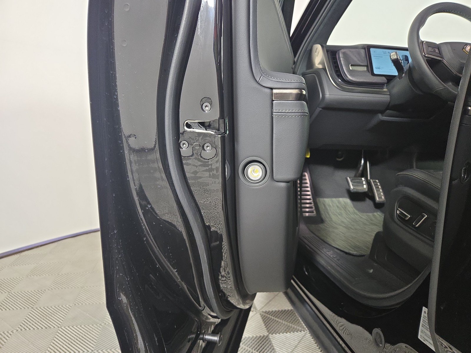 Used 2024 Rivian R1S Adventure AWD/4WD image 32