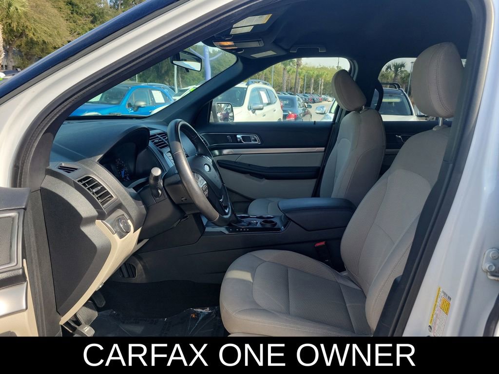 Used 2018 Ford Explorer XLT image 2