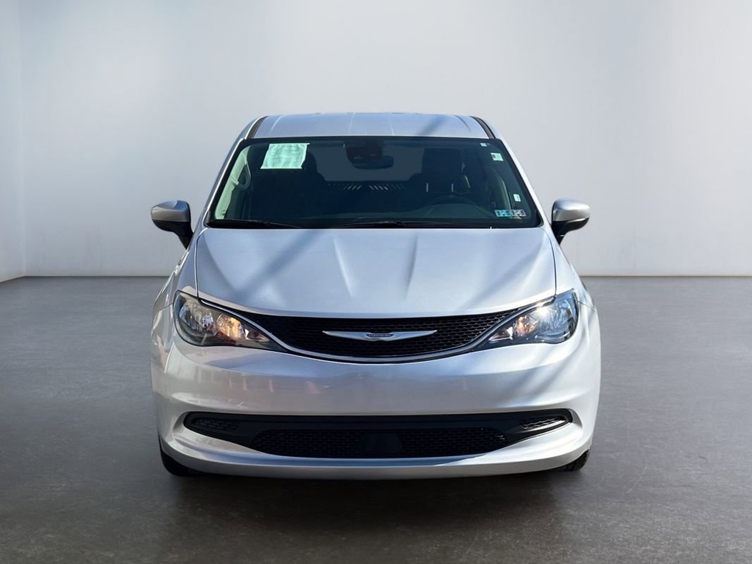 Used 2023 Chrysler Voyager LX image 3