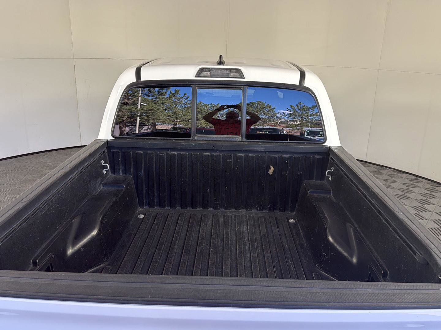 Used 2016 Toyota Tacoma Limited w/ Towing Package image 5