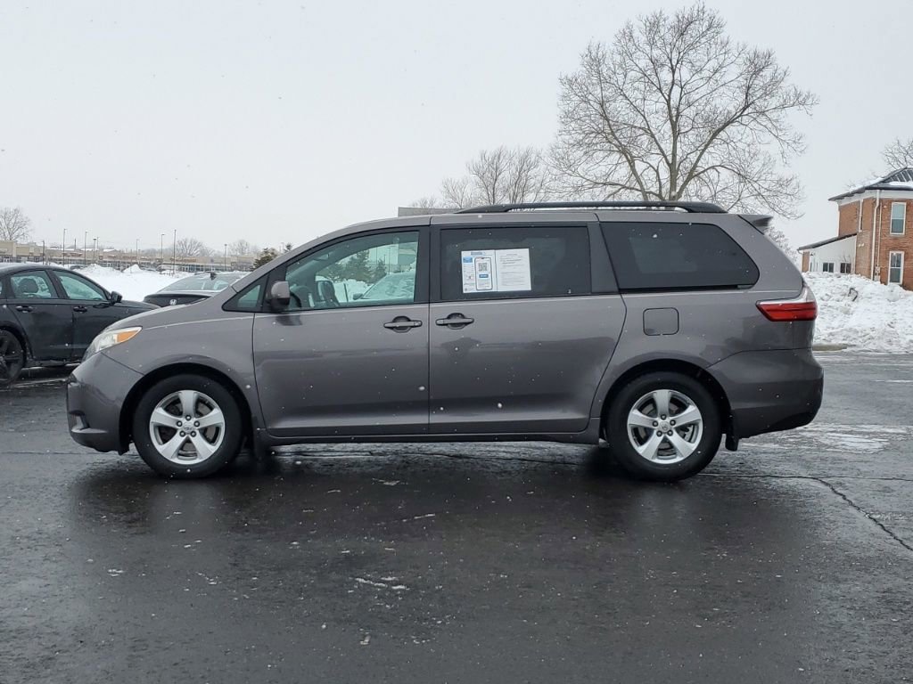 Used 2015 Toyota Sienna LE image 4
