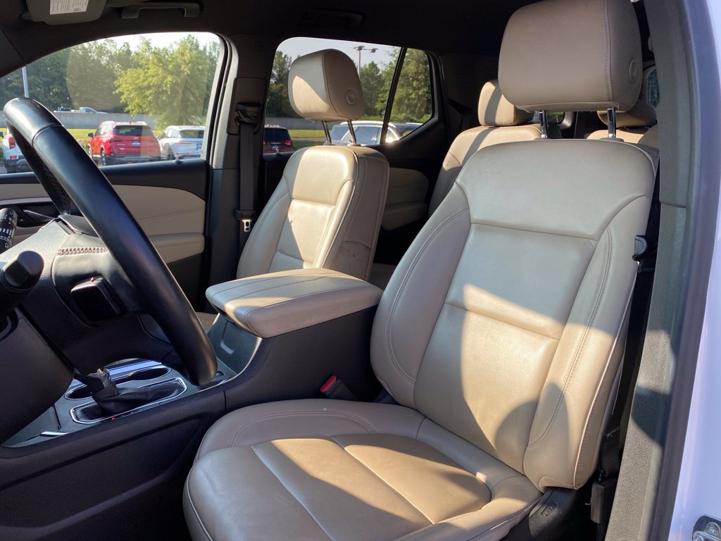 Used 2023 Chevrolet Traverse LT w/ Rear Camera Mirror Package FWD image 23