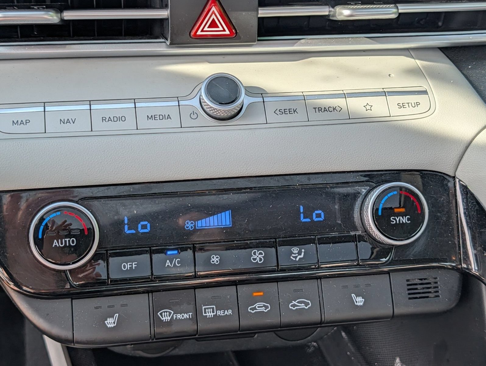 Used 2024 Hyundai Elantra Limited FWD image 9