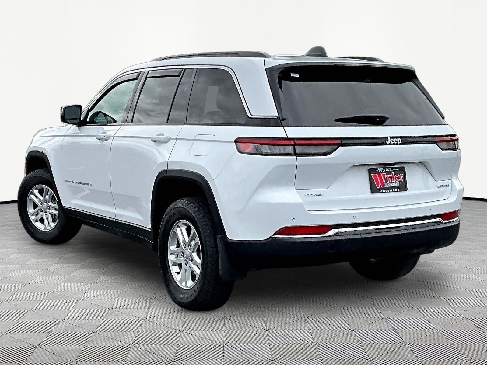 Used 2025 Jeep Grand Cherokee Laredo w/ Luxury Tech Group I AWD/4WD image 4