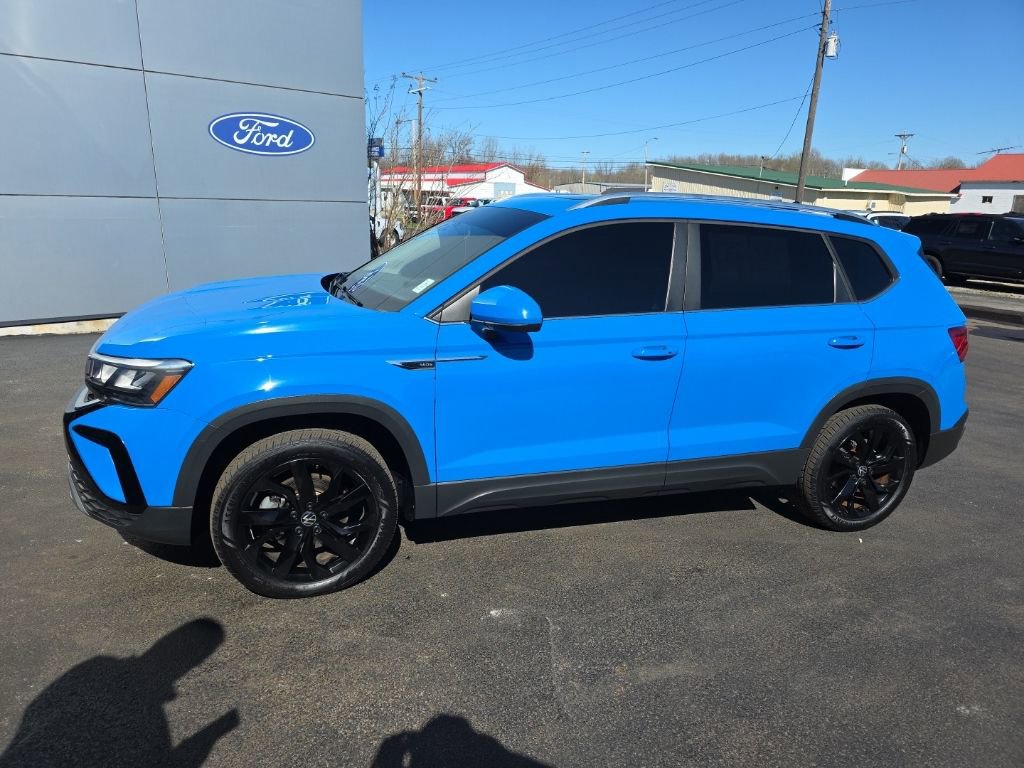 Used 2022 Volkswagen Taos SE w/ Panoramic Sunroof Package image 2