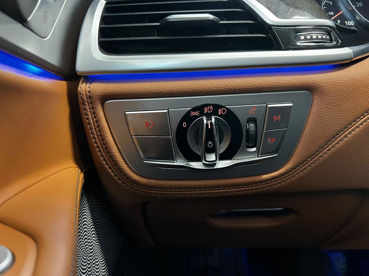 Used 2018 BMW 750i xDrive image 36