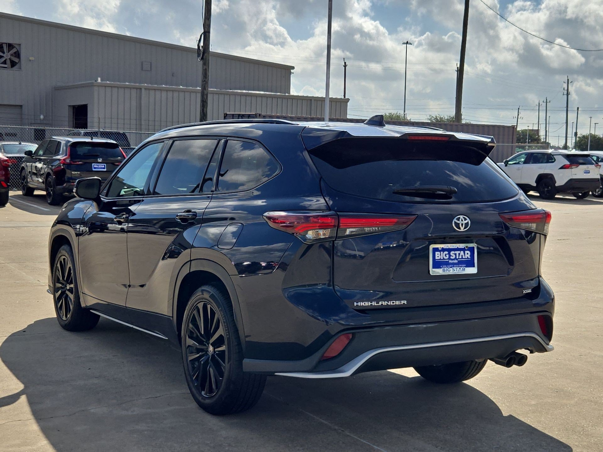 Used 2024 Toyota Highlander XSE FWD image 6