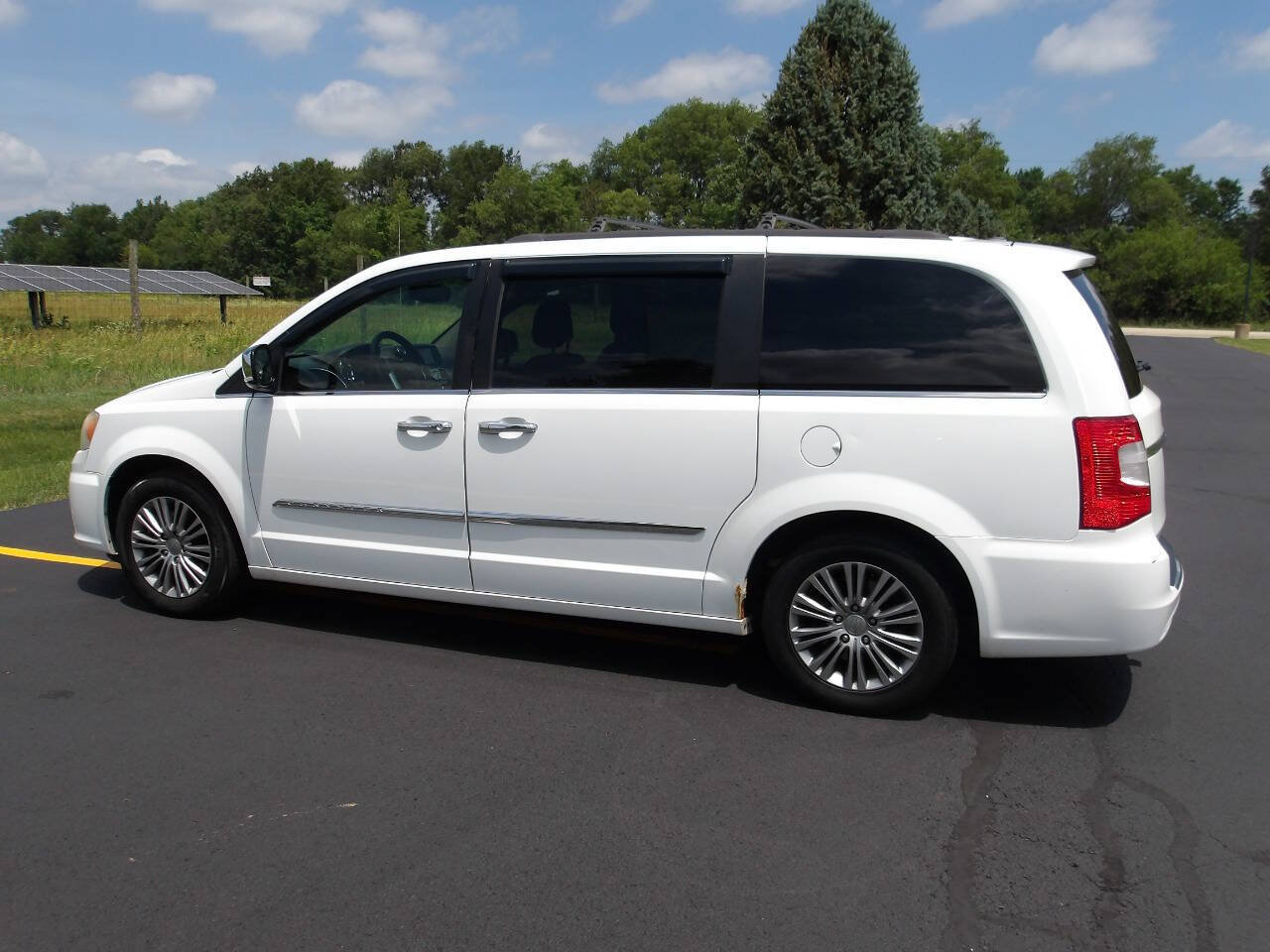 Used 2014 Chrysler Town & Country Touring-L w/ Trailer Tow Group FWD image 12