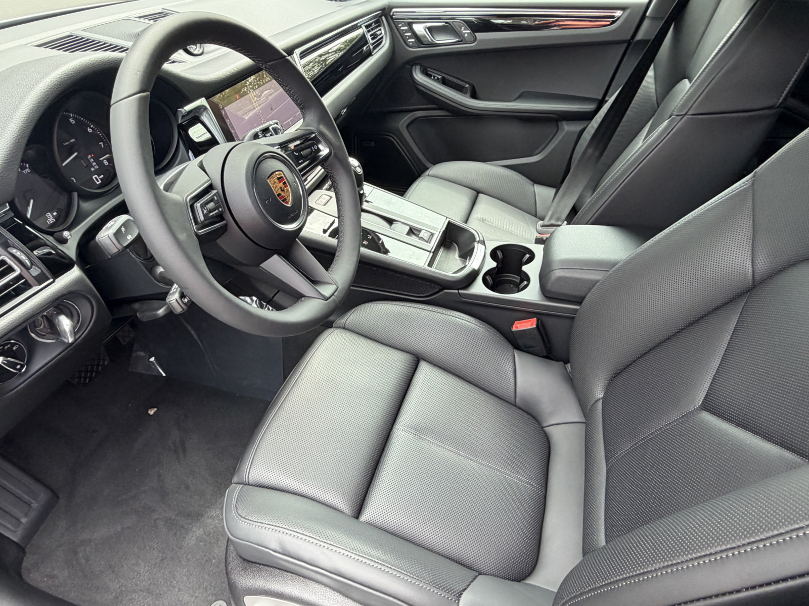 New 2026 Porsche Macan AWD/4WD image 4
