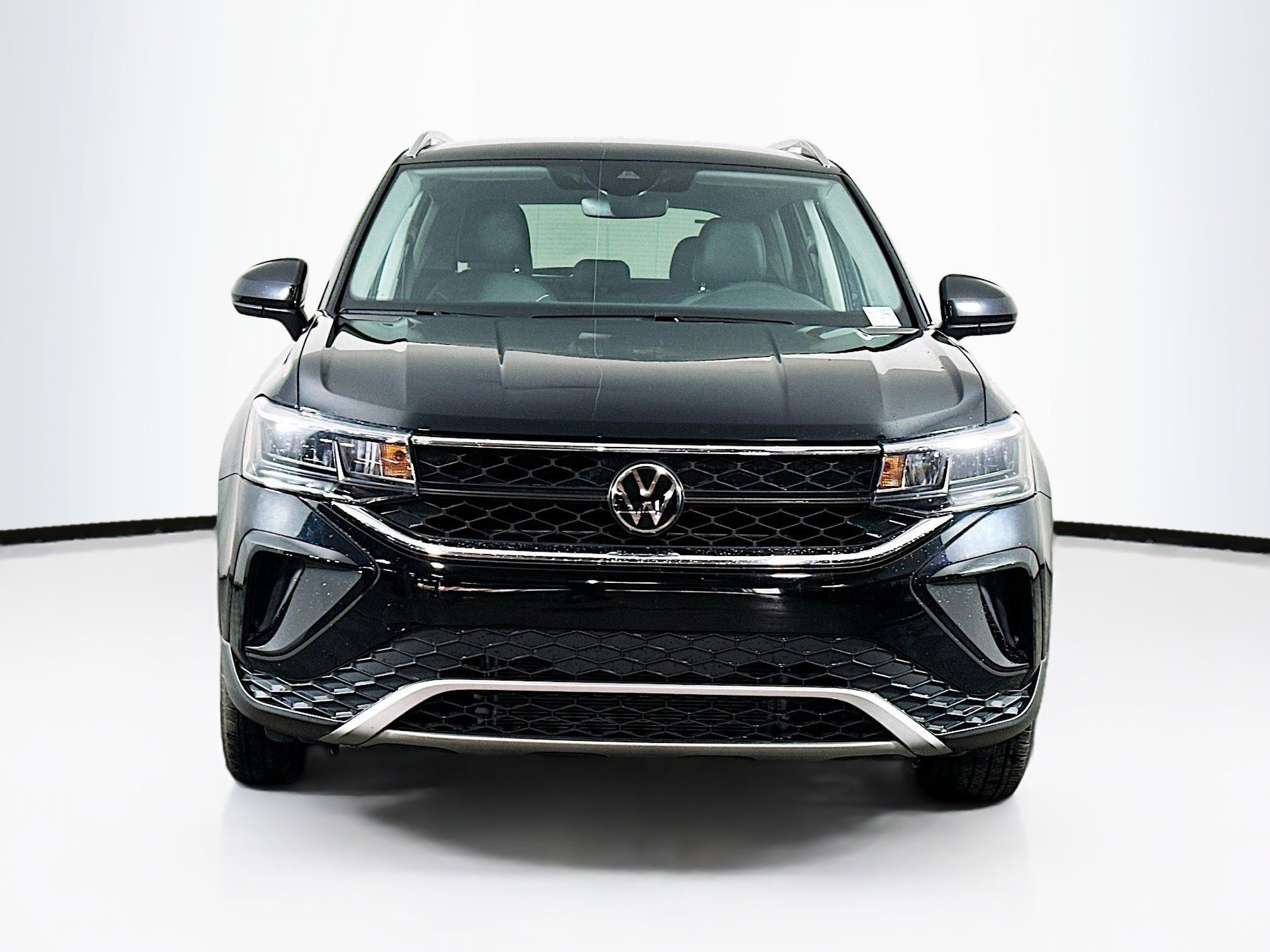 Used 2024 Volkswagen Taos SE image 2