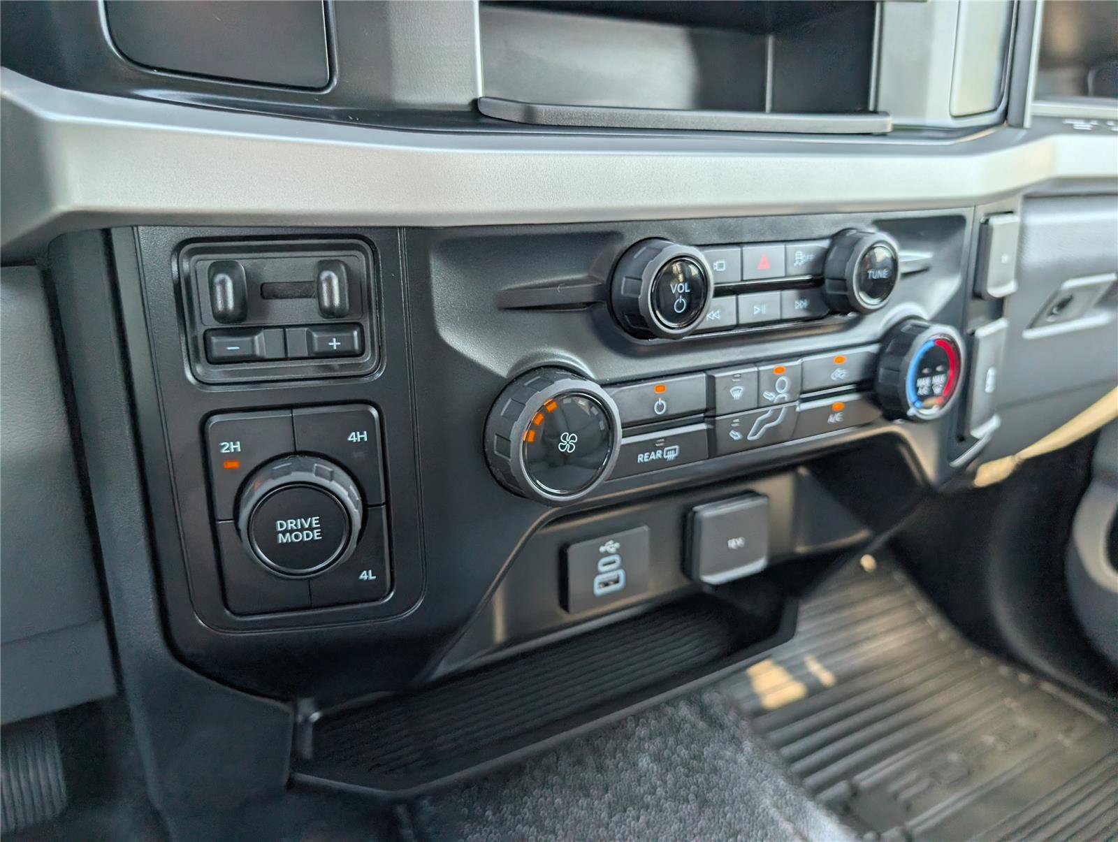 Used 2025 Ford F350 XL w/ 360-Degree Camera Package AWD/4WD image 24