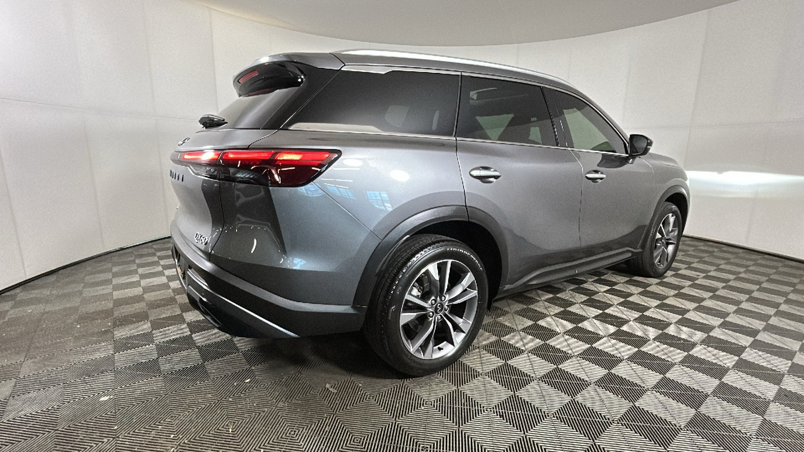 Used 2024 INFINITI QX60 Luxe AWD/4WD image 2