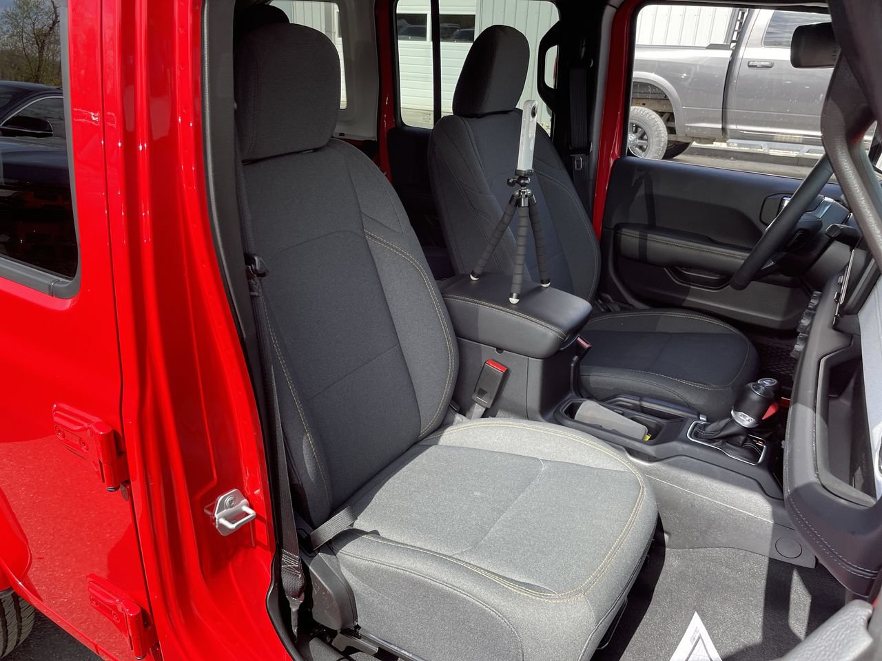 Used 2025 Jeep Wrangler Unlimited Sahara w/ Safety Group AWD/4WD image 39