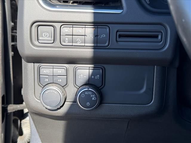 Used 2021 Chevrolet Suburban Z71 w/ Luxury Package image 16